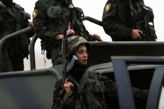 Tentara wanita Palestina ramaikan wisuda pejuang muda