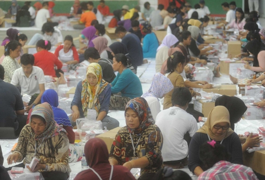 Ratusan warga bantu pelipatan surat suara Pilkada Banten