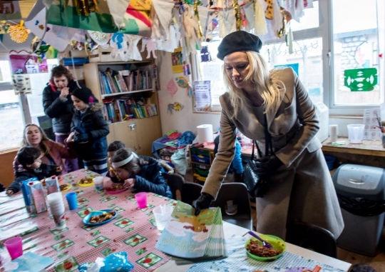 Pamela Anderson beri bantuan anak-anak pengungsi di Prancis