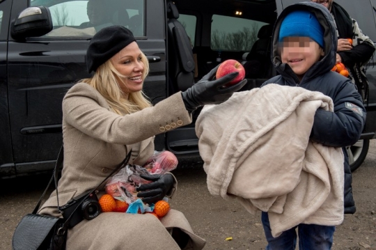 Pamela Anderson beri bantuan anak-anak pengungsi di Prancis