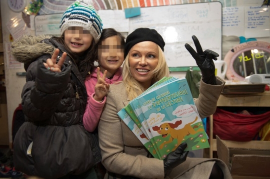 Pamela Anderson beri bantuan anak-anak pengungsi di Prancis