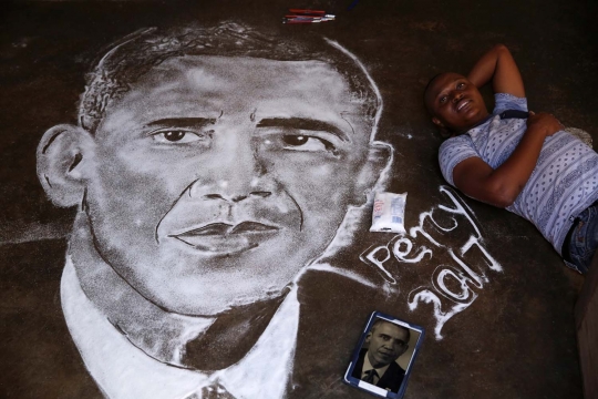 Mengagumkan, pria ini lukis wajah Barack Obama dari garam