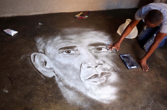 Mengagumkan, pria ini lukis wajah Barack Obama dari garam