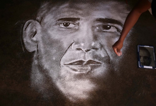 Mengagumkan, pria ini lukis wajah Barack Obama dari garam