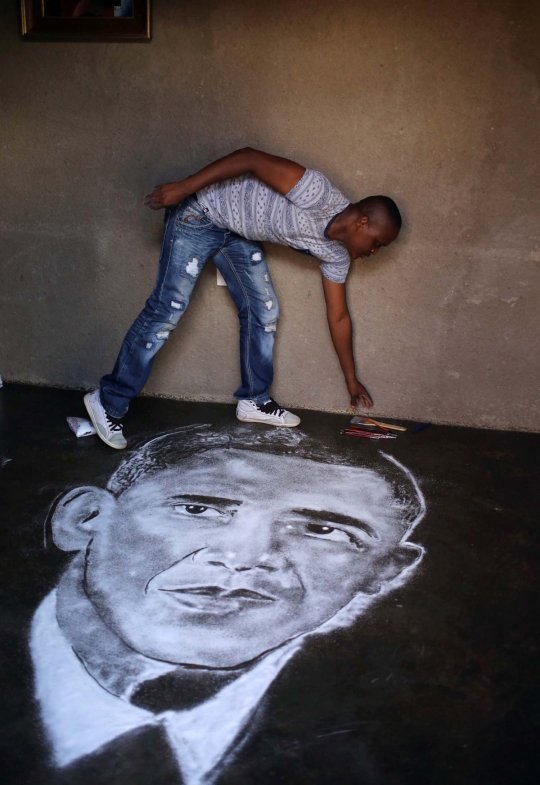 Mengagumkan, pria ini lukis wajah Barack Obama dari garam