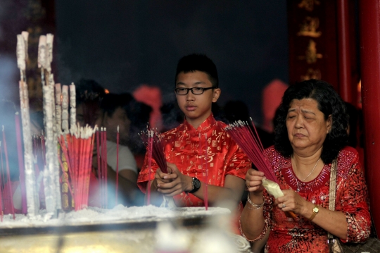 Warga Tionghoa sembahyang Imlek di Petak Sembilan