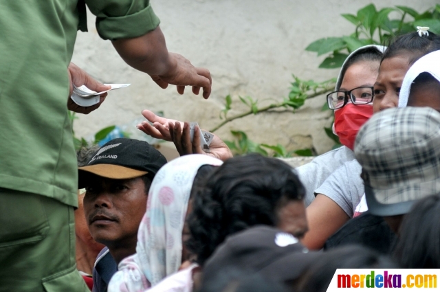 Foto : Demi angpau Imlek, ratusan pengemis padati wihara 