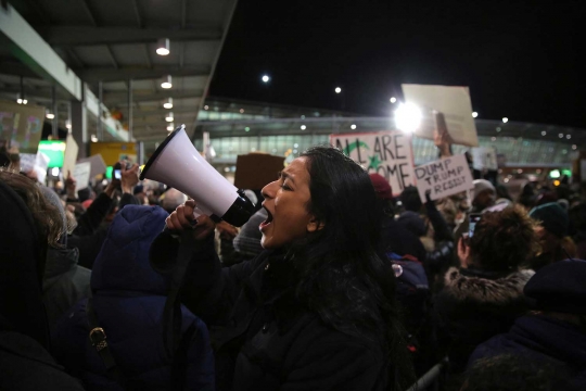 Kecam kebijakan Trump, massa geruduk bandara-bandara di AS