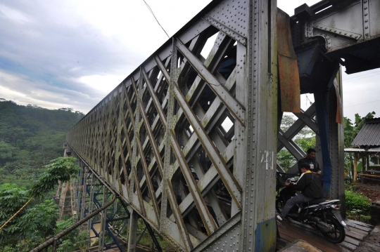 Melihat lebih dekat keunikan Jembatan Cirahong