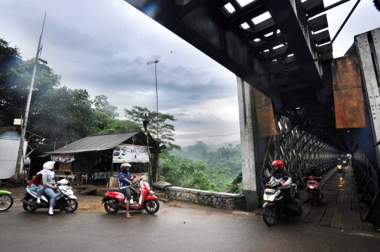 Melihat lebih dekat keunikan Jembatan Cirahong