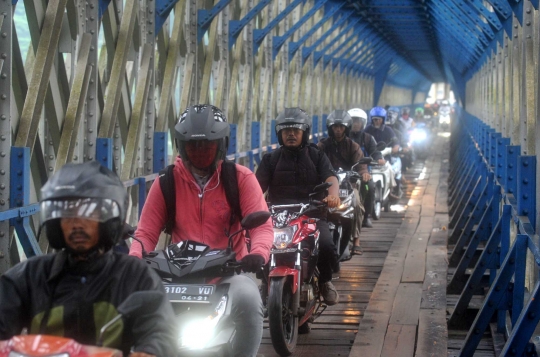 Melihat lebih dekat keunikan Jembatan Cirahong