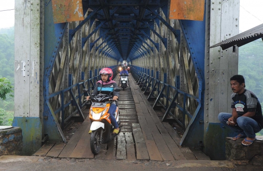 Melihat lebih dekat keunikan Jembatan Cirahong