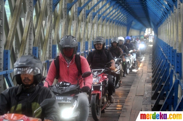 Foto : Melihat lebih dekat keunikan Jembatan Cirahong 