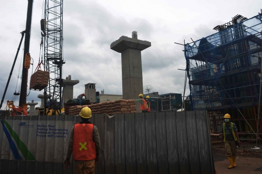 Memantau pembangunan jalur layang MRT di Jalan Fatmawati