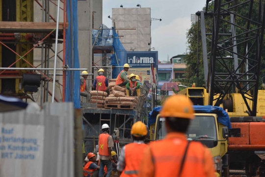 Memantau pembangunan jalur layang MRT di Jalan Fatmawati