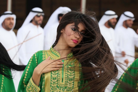 Pesona gadis penari meriahkan festival unta di Abu Dhabi