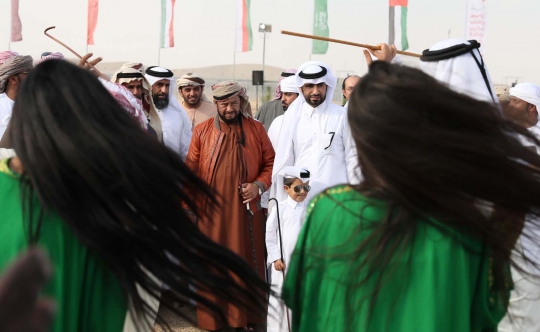 Pesona gadis penari meriahkan festival unta di Abu Dhabi