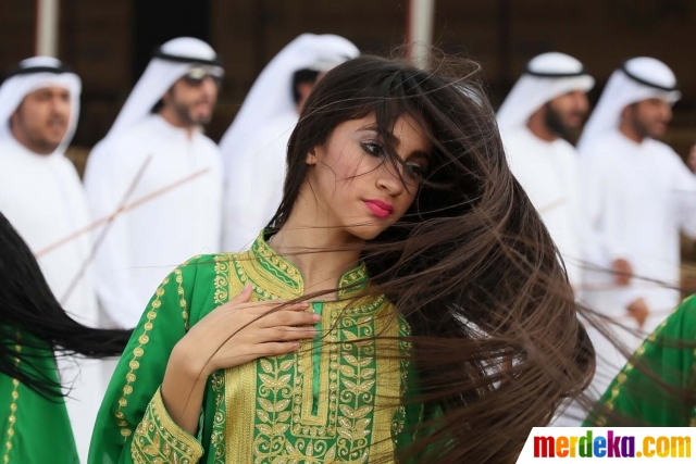 Foto : Pesona gadis penari meriahkan festival unta di Abu 