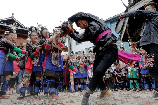 Uniknya ritual kuno memperebutkan mempelai wanita di China