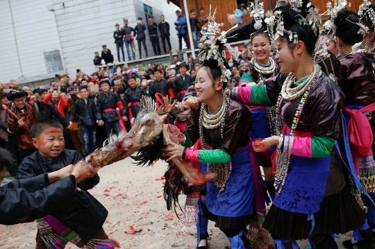 Uniknya ritual kuno memperebutkan mempelai wanita di China