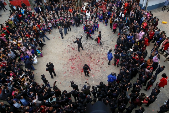 Uniknya ritual kuno memperebutkan mempelai wanita di China