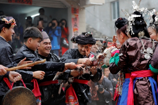 Uniknya ritual kuno memperebutkan mempelai wanita di China