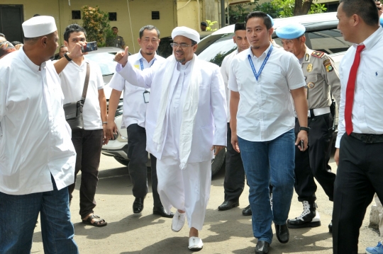 Gaya santai Rizieq saat diperiksa terkait kasus makar