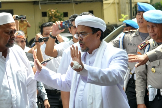 Gaya santai Rizieq saat diperiksa terkait kasus makar