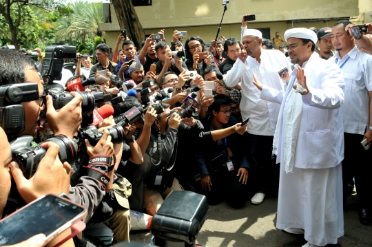 Gaya santai Rizieq saat diperiksa terkait kasus makar