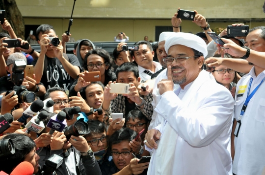 Gaya santai Rizieq saat diperiksa terkait kasus makar