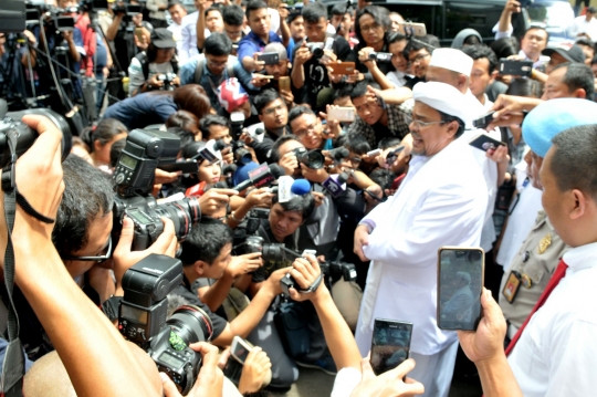 Gaya santai Rizieq saat diperiksa terkait kasus makar