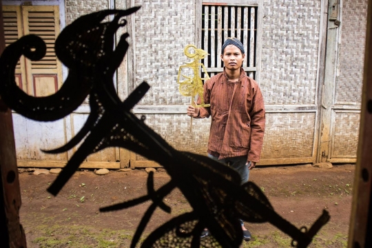 Melihat tangan kreatif pembuat Wayang Suket dari Purbalingga