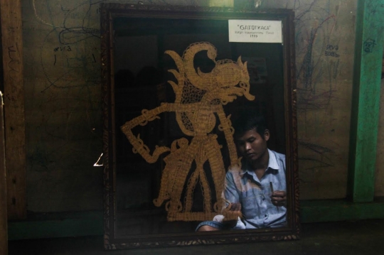 Melihat tangan kreatif pembuat Wayang Suket dari Purbalingga