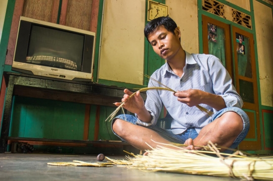 Melihat tangan kreatif pembuat Wayang Suket dari Purbalingga