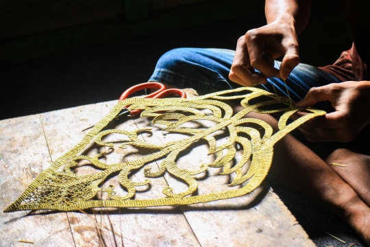 Melihat tangan kreatif pembuat Wayang Suket dari Purbalingga