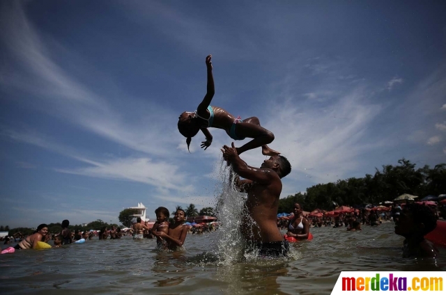 Ini kolam raksasa, tempat liburan favorit orang kulit hitam Brasil. Kolam renang raksasa yang menjadi lokasi wisata favorit orang berkulit hitam Rio de Janeiro itu dikenal dengan nama Piscinao. Letaknya berada dekat dengan kawasan permukiman kumuh Mare.