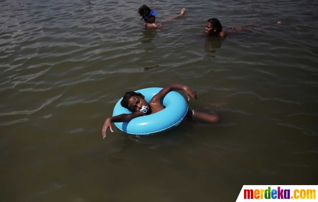 Ini kolam raksasa, tempat liburan favorit orang kulit hitam Brasil. Kolam renang raksasa yang menjadi lokasi wisata favorit orang berkulit hitam Rio de Janeiro itu dikenal dengan nama Piscinao. Letaknya berada dekat dengan kawasan permukiman kumuh Mare.