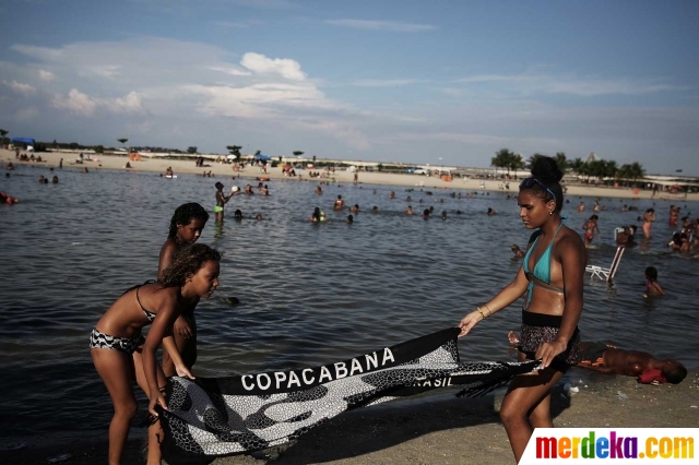 Ini kolam raksasa, tempat liburan favorit orang kulit hitam Brasil. Kolam renang raksasa yang menjadi lokasi wisata favorit orang berkulit hitam Rio de Janeiro itu dikenal dengan nama Piscinao. Letaknya berada dekat dengan kawasan permukiman kumuh Mare.