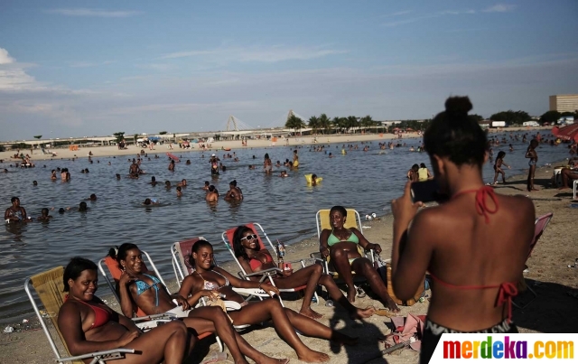 Ini kolam raksasa, tempat liburan favorit orang kulit hitam Brasil. Kolam renang raksasa yang menjadi lokasi wisata favorit orang berkulit hitam Rio de Janeiro itu dikenal dengan nama Piscinao. Letaknya berada dekat dengan kawasan permukiman kumuh Mare.