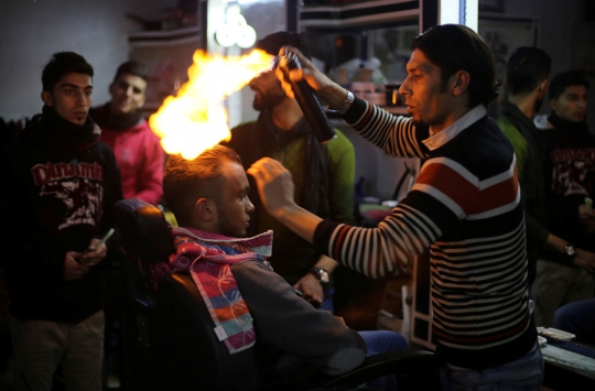 Ekstrem, tukang cukur Palestina ini pangkas rambut pakai api