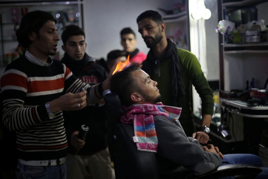 Ekstrem, tukang cukur Palestina ini pangkas rambut pakai api
