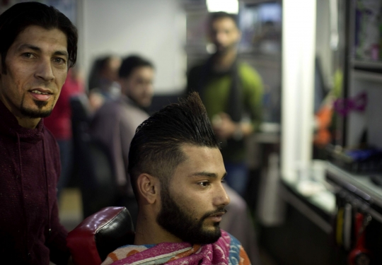 Ekstrem, tukang cukur Palestina ini pangkas rambut pakai api