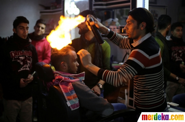 News : Ekstrem, tukang cukur Palestina ini pangkas rambut pakai api