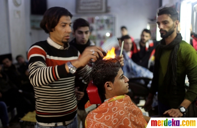 Ekstrem, tukang cukur Palestina ini pangkas rambut pakai api. Pada umumnya, untuk merapikan rambut hanya menggunakan gunting dan sisir. Namun hal tersebut tidak bagi para tukang cukur ini. Mereka memiliki cara ekstrem, yaitu menggunakan api.