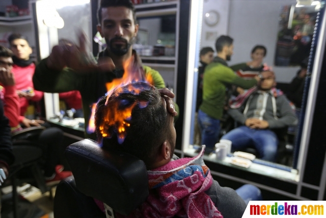 Ekstrem, tukang cukur Palestina ini pangkas rambut pakai api. Pada umumnya, untuk merapikan rambut hanya menggunakan gunting dan sisir. Namun hal tersebut tidak bagi para tukang cukur ini. Mereka memiliki cara ekstrem, yaitu menggunakan api.