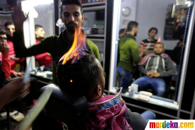 Ekstrem, tukang cukur Palestina ini pangkas rambut pakai api. Pada umumnya, untuk merapikan rambut hanya menggunakan gunting dan sisir. Namun hal tersebut tidak bagi para tukang cukur ini. Mereka memiliki cara ekstrem, yaitu menggunakan api.