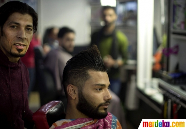 Ekstrem, tukang cukur Palestina ini pangkas rambut pakai api. Pada umumnya, untuk merapikan rambut hanya menggunakan gunting dan sisir. Namun hal tersebut tidak bagi para tukang cukur ini. Mereka memiliki cara ekstrem, yaitu menggunakan api.