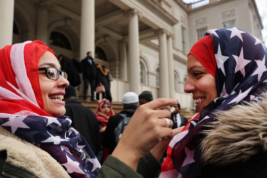 Hari Hijab Sedunia, puluhan wanita New York berkerudung bendera AS