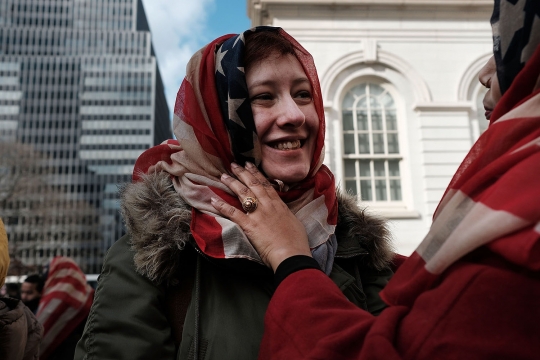 Hari Hijab Sedunia, puluhan wanita New York berkerudung bendera AS