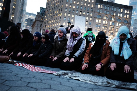 Demo Trump, warga muslim salat di jalan Manhattan